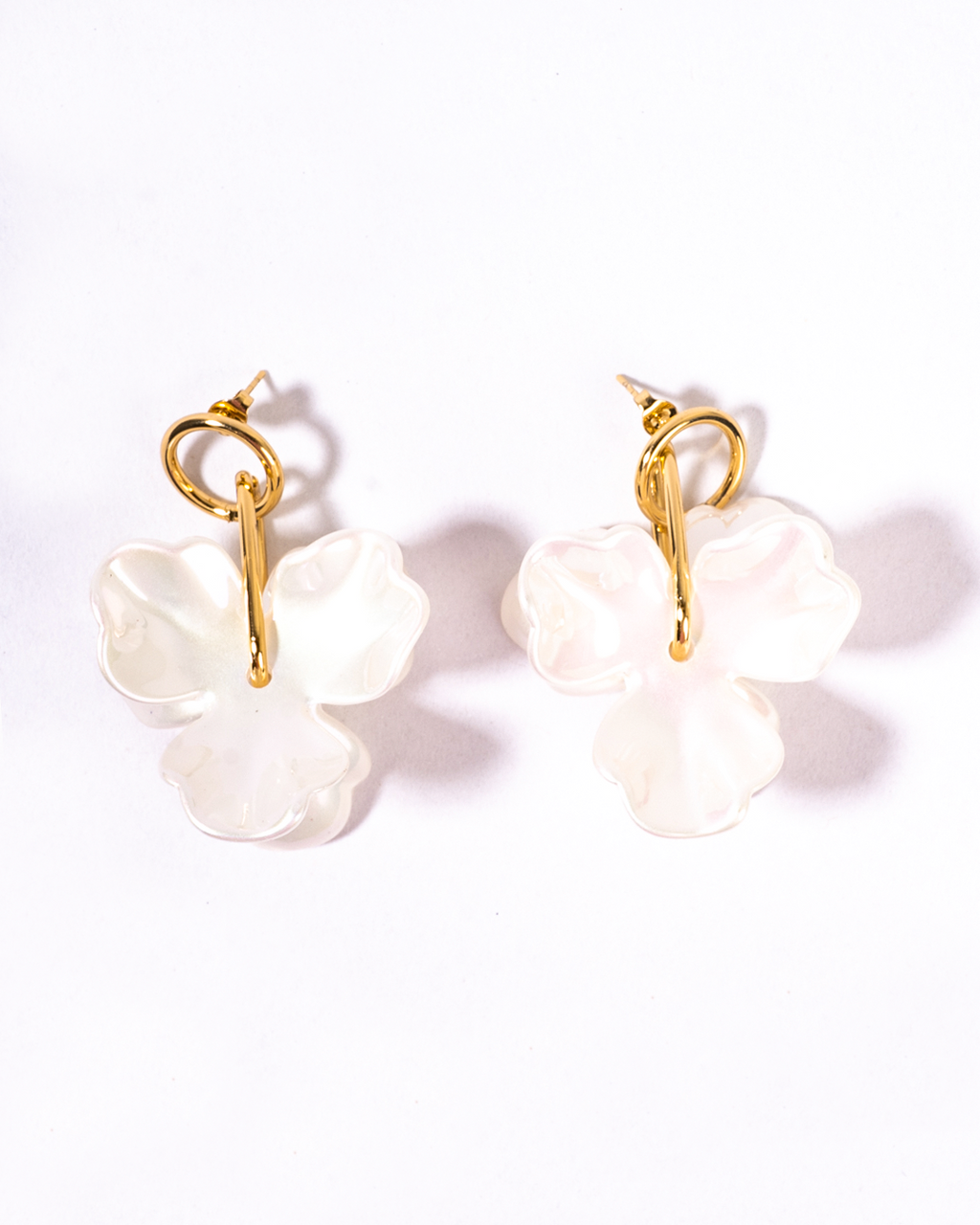 Arracada flor blanca