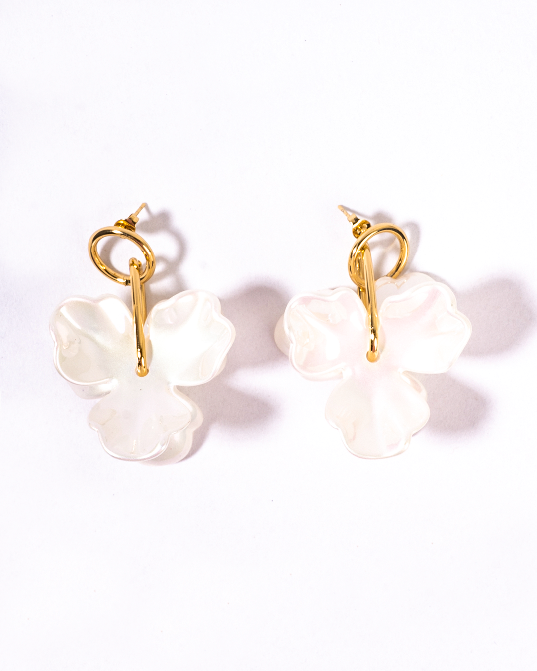 Arracada flor blanca